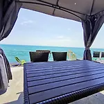 будинок з приватним пірсом та морем совіньон * Odessa