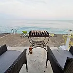 будинок з приватним пірсом та морем совіньон Odessa