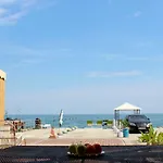 度假居 будинок з приватним пірсом та морем совіньон