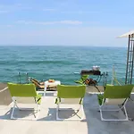 будинок з приватним пірсом та морем совіньон