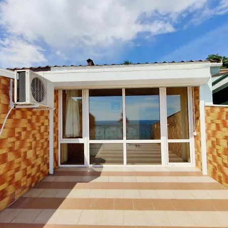 Holiday home будинок з приватним пірсом та морем совіньон