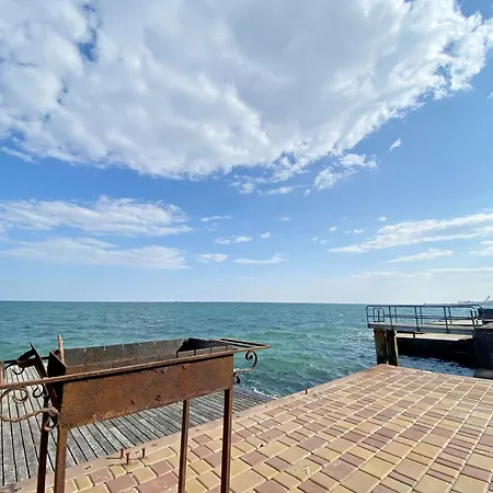 Holiday home будинок з приватним пірсом та морем совіньон