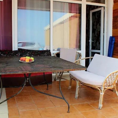 Holiday home будинок з приватним пірсом та морем совіньон