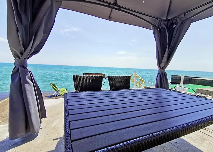 будинок з приватним пірсом та морем совіньон * Odesa