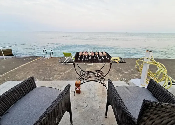 будинок з приватним пірсом та морем совіньон Odesa