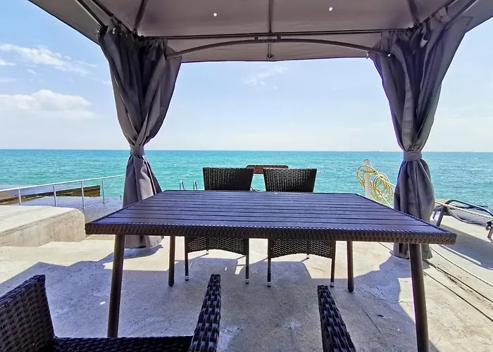 будинок з приватним пірсом та морем совіньон Holiday home *