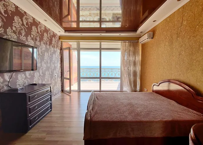 будинок з приватним пірсом та морем совіньон Odesa