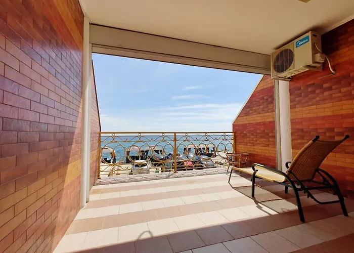 будинок з приватним пірсом та морем совіньон * Odesa