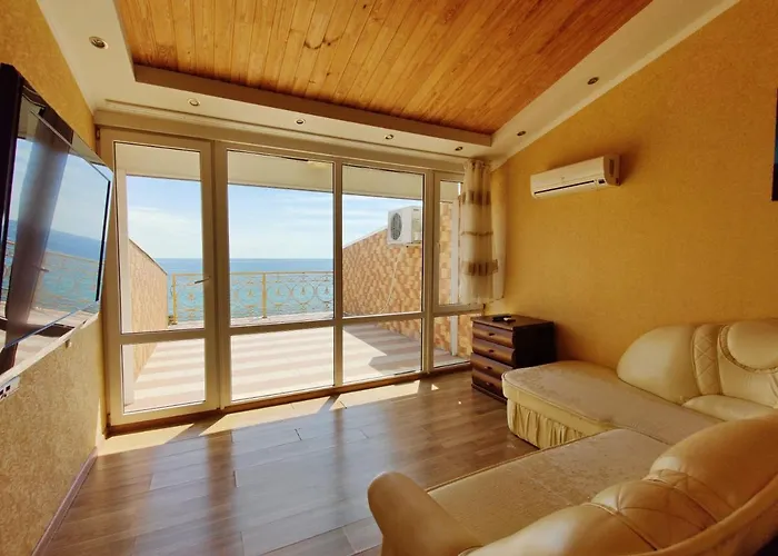 будинок з приватним пірсом та морем совіньон *