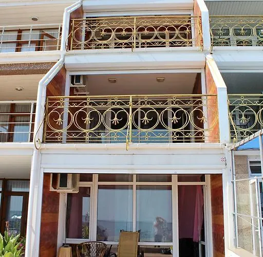 будинок з приватним пірсом та морем совіньон Odesa