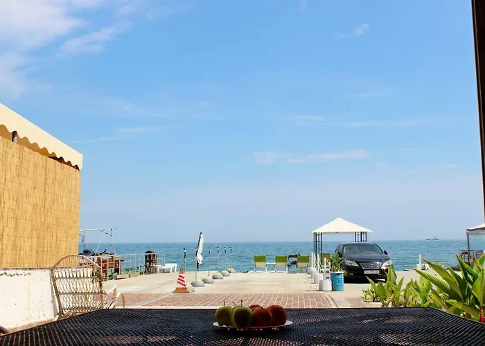 Holiday home будинок з приватним пірсом та морем совіньон