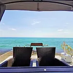 будинок з приватним пірсом та морем совіньон