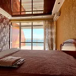 будинок з приватним пірсом та морем совіньон * אודסה