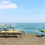 будинок з приватним пірсом та морем совіньон אודסה